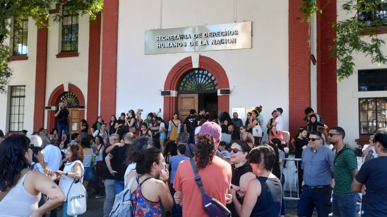 Denuncian posibles acciones de inteligencia ilegal de la Policía de la Ciudad y de la Federal durante el “abrazo” a la ex ESMA