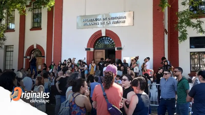 Denuncian posibles acciones de inteligencia ilegal de la Policía de la Ciudad y de la Federal durante el “abrazo” a la ex ESMA Denuncian posibles acciones de inteligencia ilegal de la Policía de la Ciudad y de la Federal durante el “abrazo” a la ex ESMA
