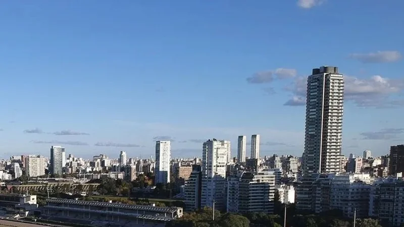 Cielo algo nublado, CABA.