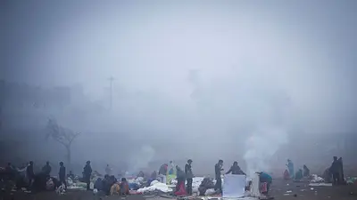 Una densa niebla tóxica envuelve a la capital india y amenaza con interrumpir los vuelos Una densa niebla tóxica envuelve a la capital india y amenaza con interrumpir los vuelos