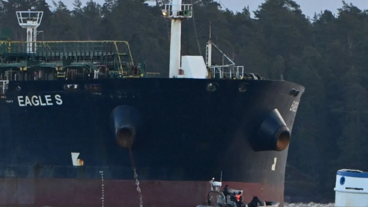 Corte finlandesa confirma incautación de un petrolero en investigación sobre cables submarinos