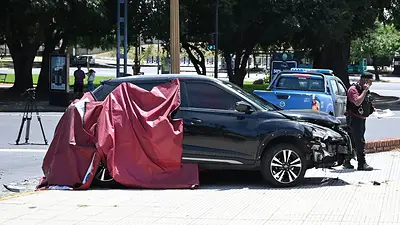 Córdoba: degolló a su pareja y luego se suicidó chocando contra un árbol Córdoba: degolló a su pareja y luego se suicidó chocando contra un árbol