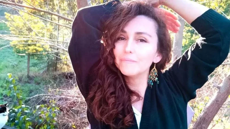 Andrea Rojas Murillo, era de nacionalidad chilena y tenía 53. Fue encontrada muerta en la casa del guitarrista de la legendaria banda Virus, Julio Moura.