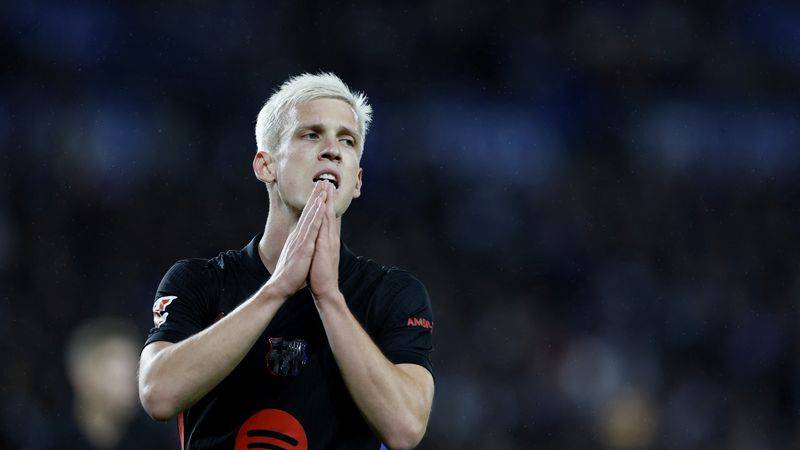 Barcelona pierde intento de seguir contando con futbolistas Olmo y Víctor