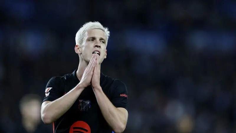 Barcelona pierde intento de seguir contando con futbolistas Olmo y Víctor