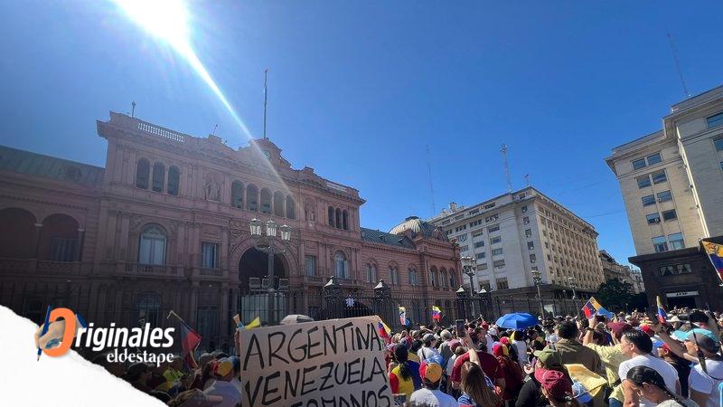 Movilización en Plaza de Mayo para recibir al candidato opositor de Venezuela, Edmundo González Urrutia. Prensa: Comando Venezuela.
