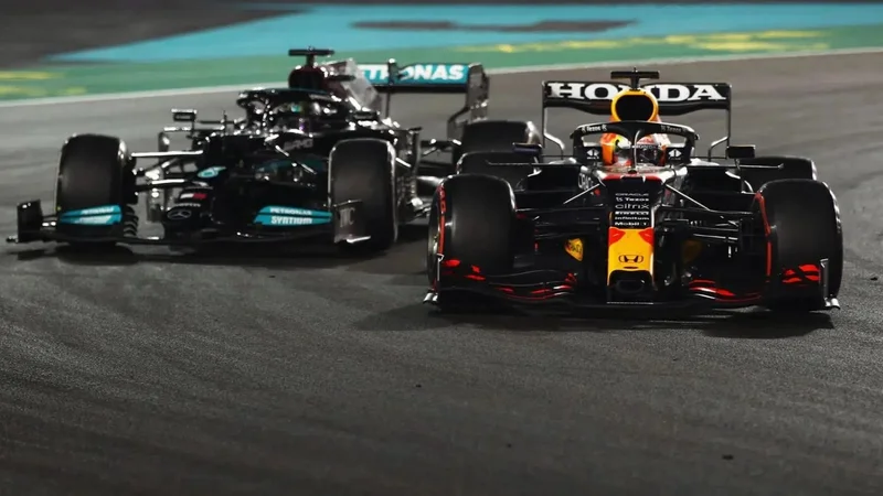 Lewis Hamilton y Max Verstappen en la definición del GP de Abu Dhabi 2021.