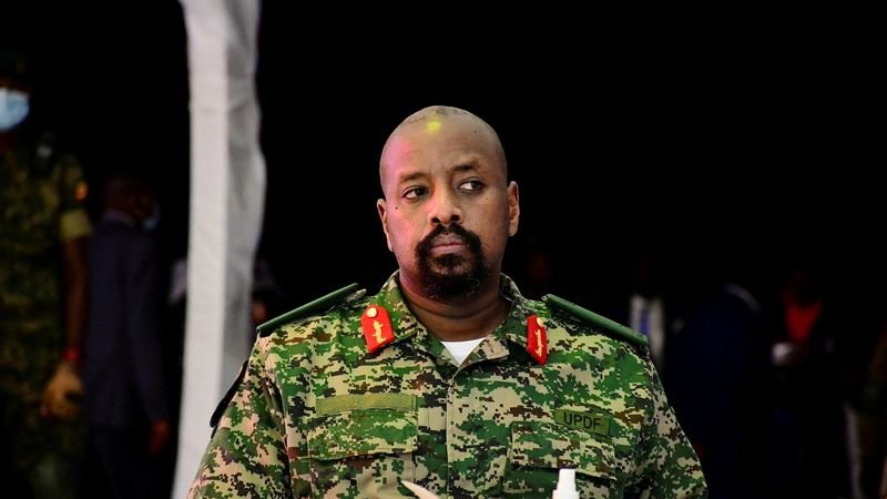 El jefe militar de Uganda dice que quiere decapitar al líder de la oposición