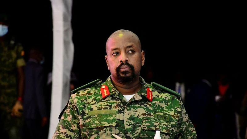 El jefe militar de Uganda dice que quiere decapitar al líder de la oposición