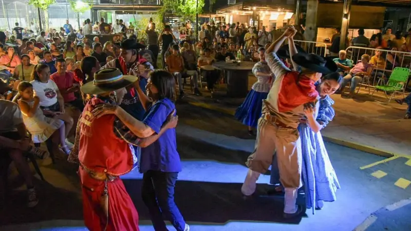 Personas bailando chamamé