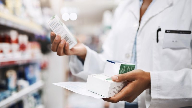 Farmacéutica con un medicamento.
