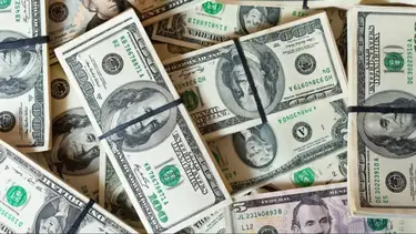 A cuánto cotizan el dólar oficial y el blue este jueves tras la baja de ayer