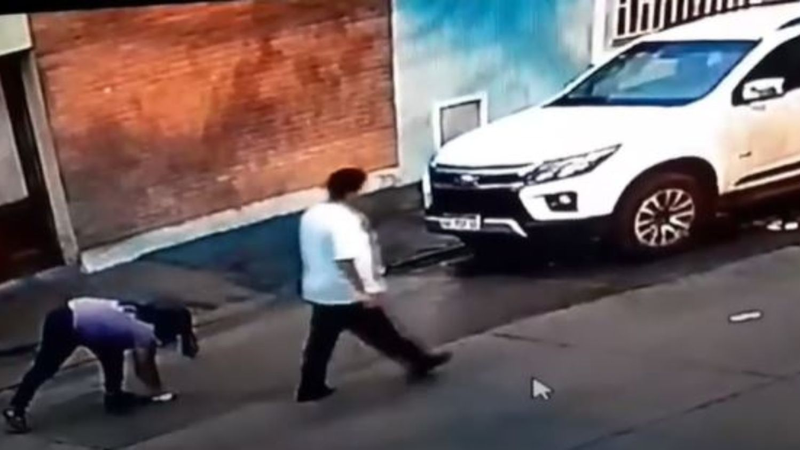 Se le cayeron millones de pesos mientras manejaba la moto y cuando volvió ya no estaban: ahora buscan a una pareja para que los devuelvan