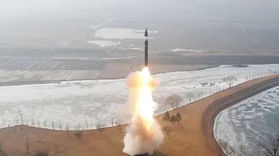 Corea del Norte prueba con éxito un nuevo misil de alcance intermedio, según medios estatales Corea del Norte prueba con éxito un nuevo misil de alcance intermedio, según medios estatales