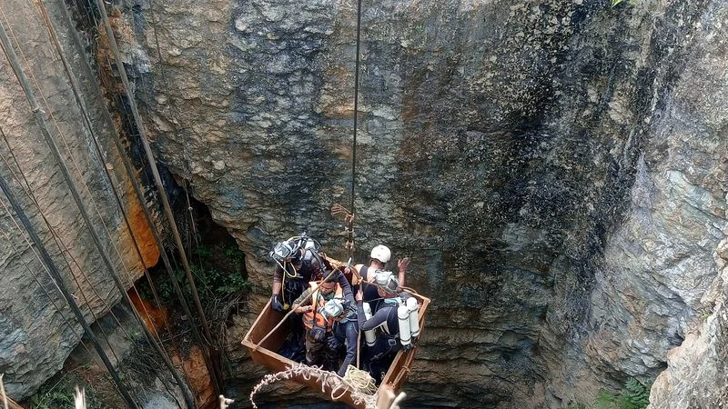 Se teme que hayan muerto tres mineros en India y otros seis siguen atrapados
