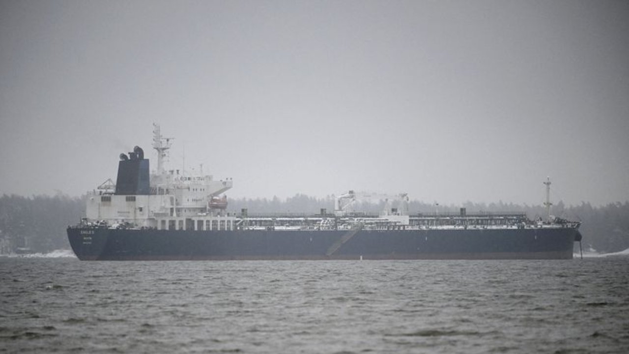 Finlandia recupera un ancla durante investigación sobre corte de cables en el mar Báltico