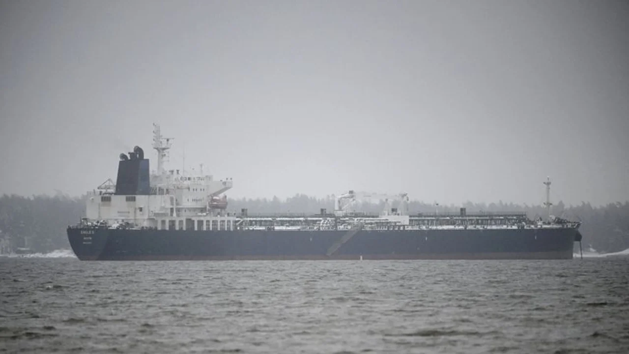 Finlandia recupera un ancla durante investigación sobre corte de cables en el mar Báltico