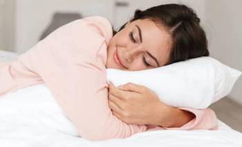 Cómo lavar las almohadas: paso a paso para no arruinarlas | Consejos de limpieza