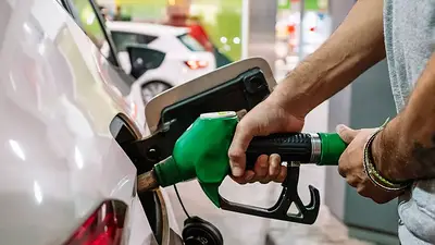 Con una economía en caída, la venta de combustibles volvió a disminuir en septiembre Con una economía en caída, la venta de combustibles volvió a disminuir en septiembre
