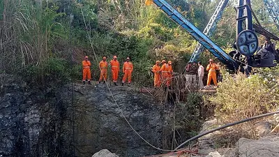 Recuperan un cadáver de la mina inundada en India mientras buscan a más mineros atrapados Recuperan un cadáver de la mina inundada en India mientras buscan a más mineros atrapados