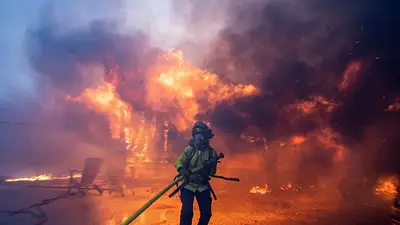 El incendio de Los Ángeles fuerza la evacuación de decenas de miles de personas El incendio de Los Ángeles fuerza la evacuación de decenas de miles de personas