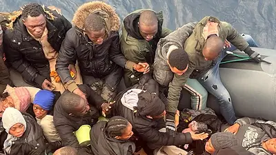 Un bebé nace en una lancha de inmigrantes frente a las islas Canarias Un bebé nace en una lancha de inmigrantes frente a las islas Canarias