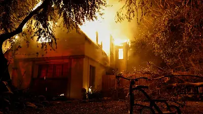 Los incendios de Los Ángeles se extienden a Hollywood y fuerzan la evacuación de 100.000 personas Los incendios de Los Ángeles se extienden a Hollywood y fuerzan la evacuación de 100.000 personas