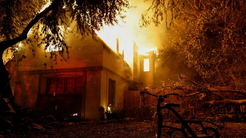 Los incendios de Los Ángeles se extienden a Hollywood y fuerzan la evacuación de 100.000 personas