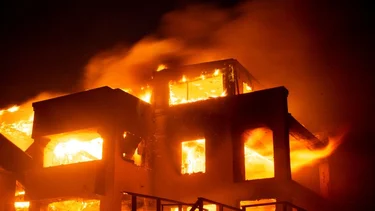 Estrellas de cine, famosos pierden sus casas y huyen de incendios forestales de Los Ángeles