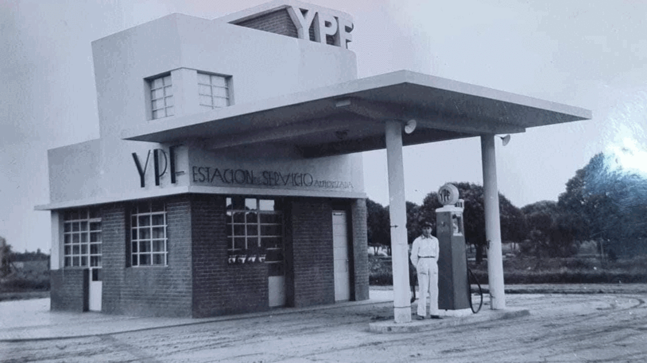Convirtió a una antigua expendedora de YPF en un alojamiento: así es “La Torre”, un hospedaje innovador con 85 años de historia 