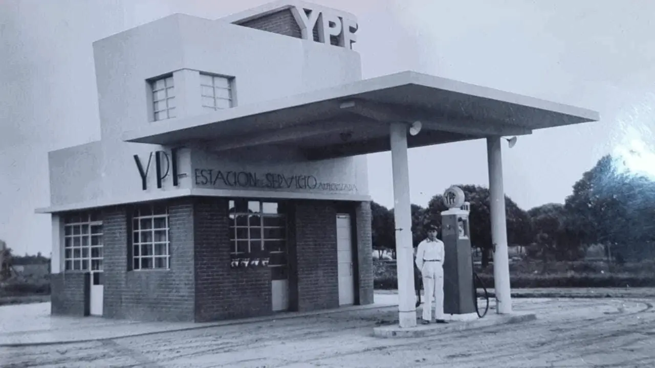 Convirtió a una antigua expendedora de YPF en un alojamiento: así es “La Torre”, un hospedaje innovador con 85 años de historia 