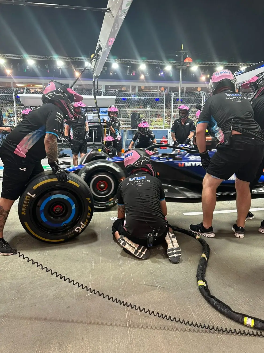 Foto de Franco Colapinto detenido en el boxes de Alpine.