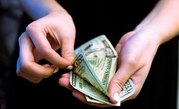 A cuánto abrieron el dólar oficial y el blue este lunes | Dólar