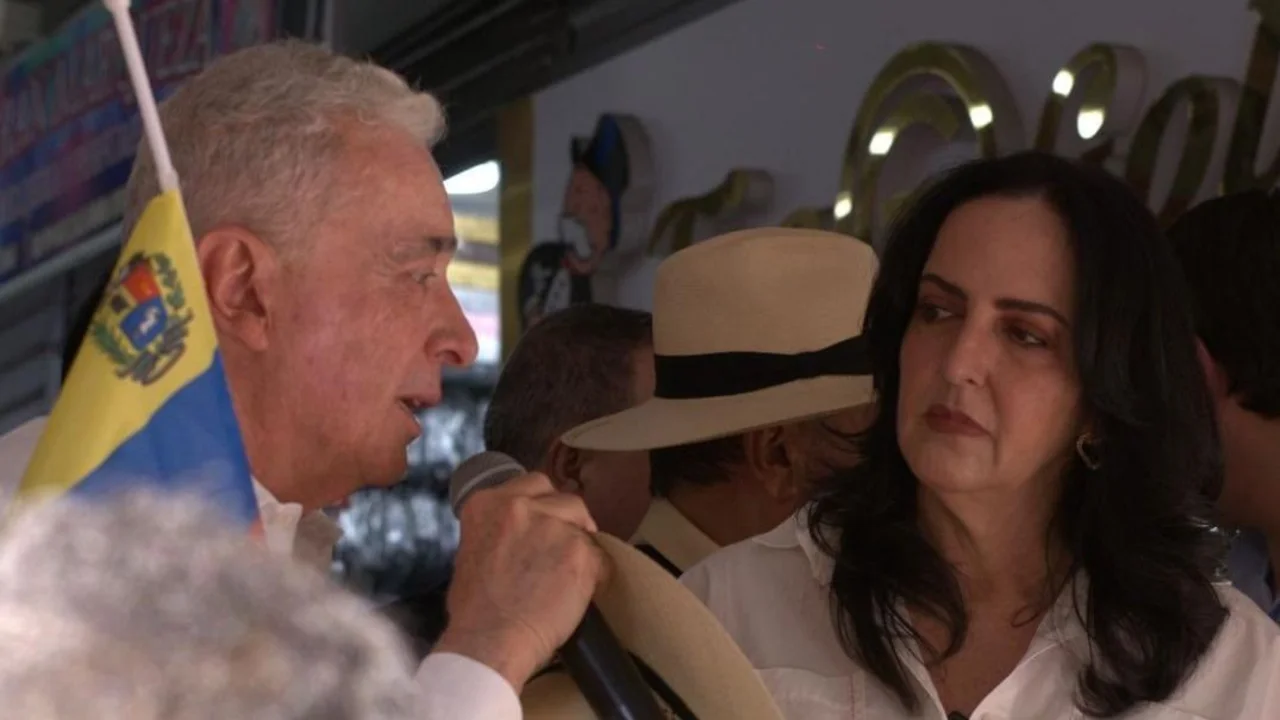El expresidente de Colombia Álvaro Uribe Vélez junto a la precandidata a la presidencia por Centro Democrático, María Fernanda Cabal, en un acto en Cúcuta, frontera con Venezuela.