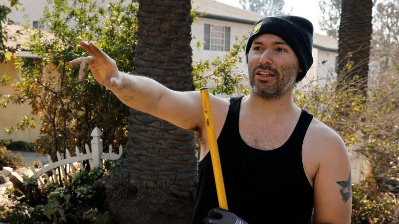 Un californiano intenta salvar su calle de los incendios forestales