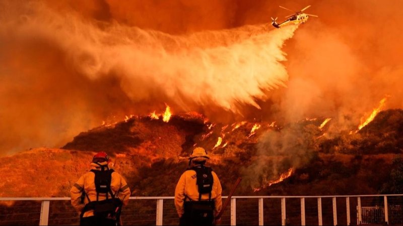 Bomberos enfrentando a las llamas