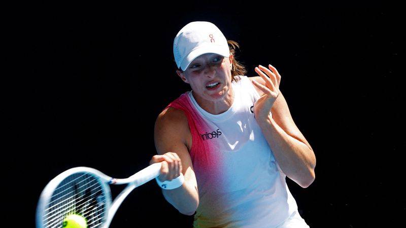 Swiatek alcanza la segunda ronda del Abierto de Australia a ritmo de rock