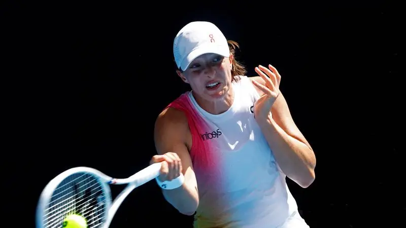 Swiatek alcanza la segunda ronda del Abierto de Australia a ritmo de rock