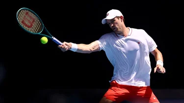 Tsitsipas cae y Sinner barre a Jarry en un partido calentado por la polémica del dopaje
