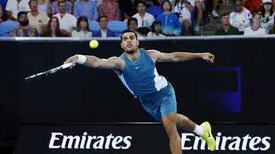 Alcaraz aplasta a Shevchenko en Abierto de Australia y Djokovic remonta ante inspirado Basavareddy Alcaraz aplasta a Shevchenko en Abierto de Australia y Djokovic remonta ante inspirado Basavareddy