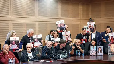 Las familias de los rehenes protestan contra el israelí de línea dura Smotrich Las familias de los rehenes protestan contra el israelí de línea dura Smotrich