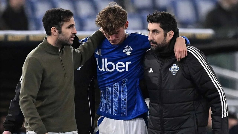 Nico Paz saliendo del campo de juego tras la lesión ante Lazio.