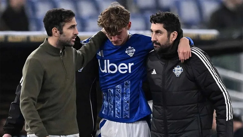 Nico Paz saliendo del campo de juego tras la lesión ante Lazio.