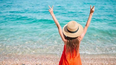 Una mujer relajada en la playa Una mujer relajada en la playa