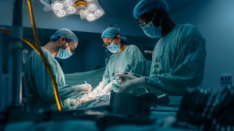 Médicos operando