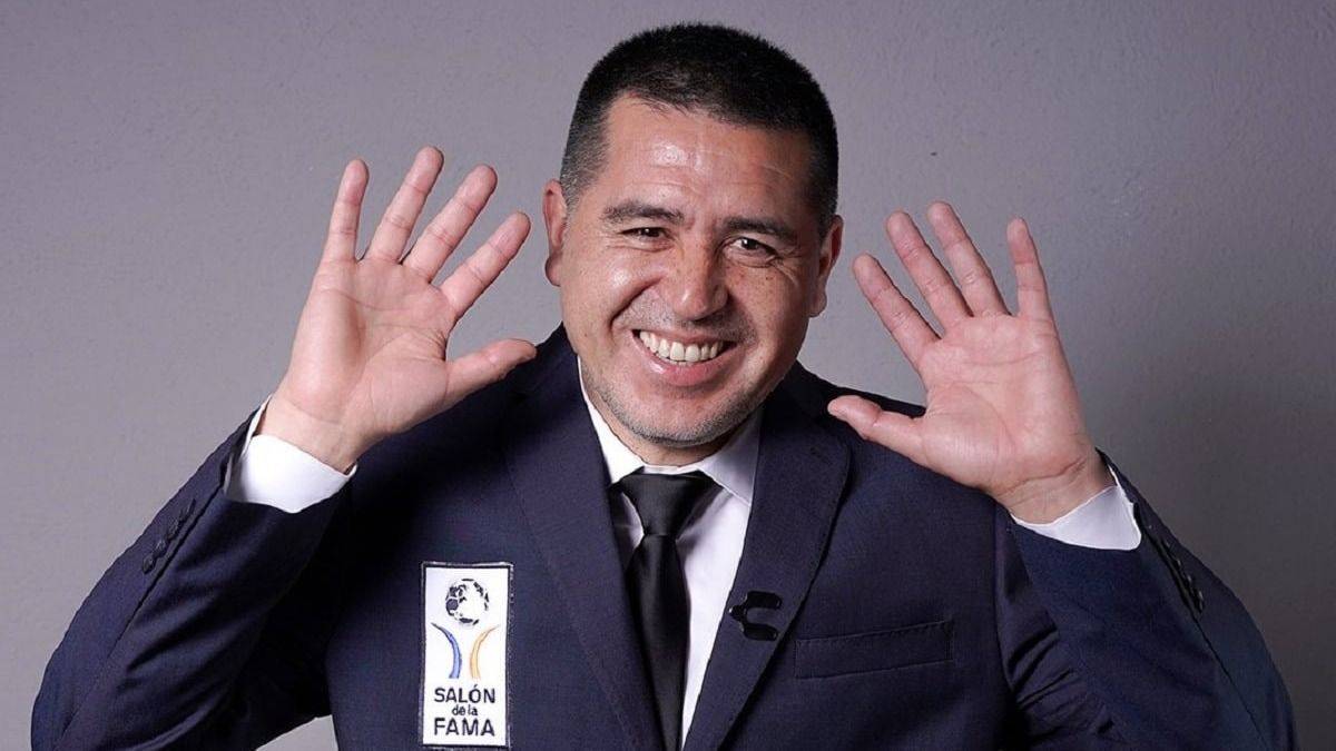 VIENE DE INGLATERRA. El plan de Riquelme para traer un arquero de la Premier League