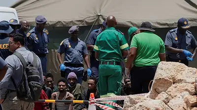 La policía sudafricana baja a una mina para buscar supervivientes tras la muerte de 78 personas La policía sudafricana baja a una mina para buscar supervivientes tras la muerte de 78 personas