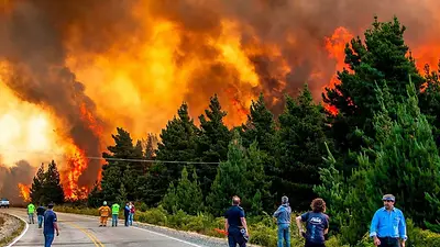 Incendios en Chubut: siguen los fuertes vientos y el calor intenso complica el combate del fuego Incendios en Chubut: siguen los fuertes vientos y el calor intenso complica el combate del fuego