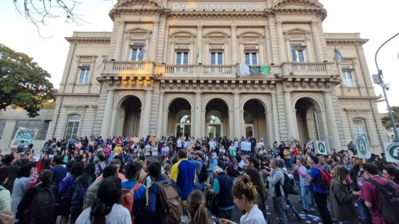 Tras la amenaza de cierre, denuncian 260 despidos en el Hospital Bonaparte: "No hay guardia"