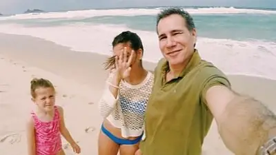 Alberto Nisman junto a sus hijas, Iara y Kala. Alberto Nisman junto a sus hijas, Iara y Kala.